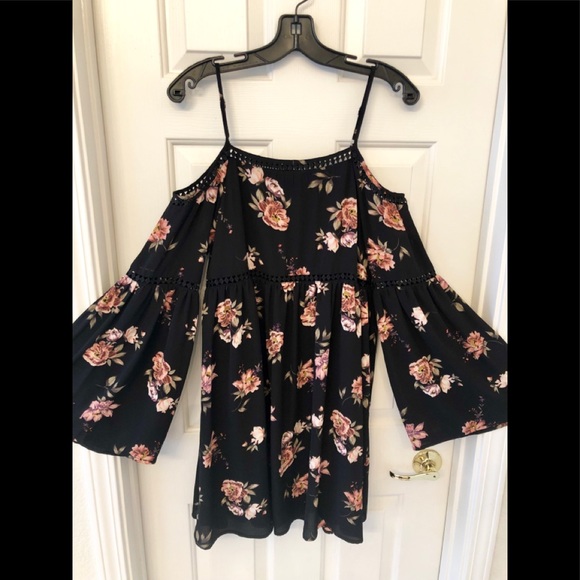 mittoshop Tops - NWOT Floral Cold Shoulder Blouse